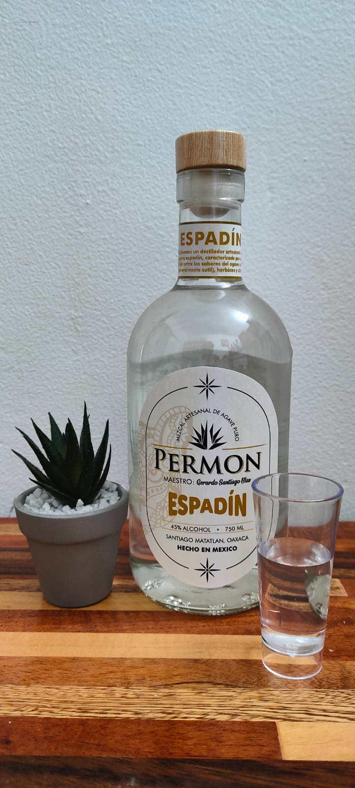 Botella PERMON Espadín acompañada de una jícara